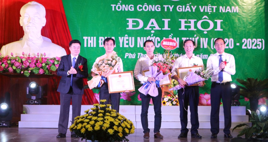 trao_tng_bng_khen_cho_cc_tp_th_xut_sc