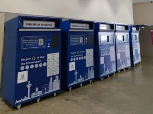 Singapore: Máy đổi giấy phế liệu lấy tiền tại các điểm công cộng